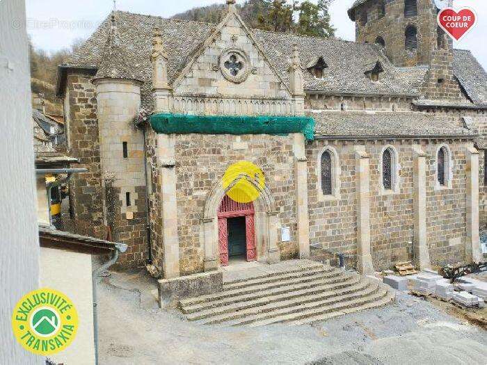 Maison à VIC-SUR-CERE