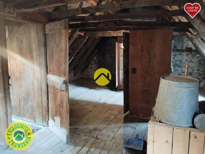 Maison à VIC-SUR-CERE