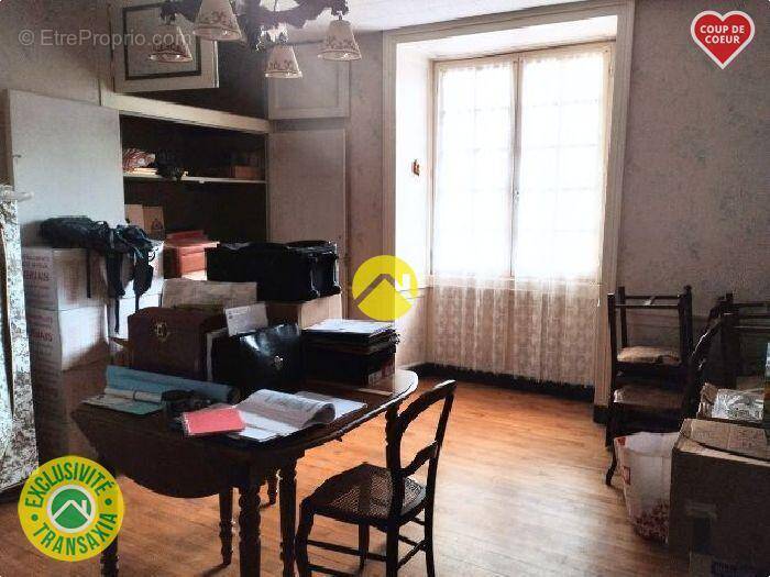 Maison à VIC-SUR-CERE