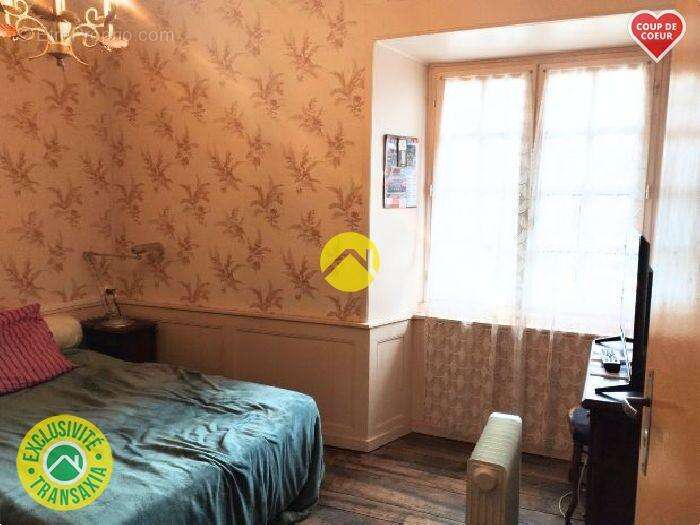 Maison à VIC-SUR-CERE