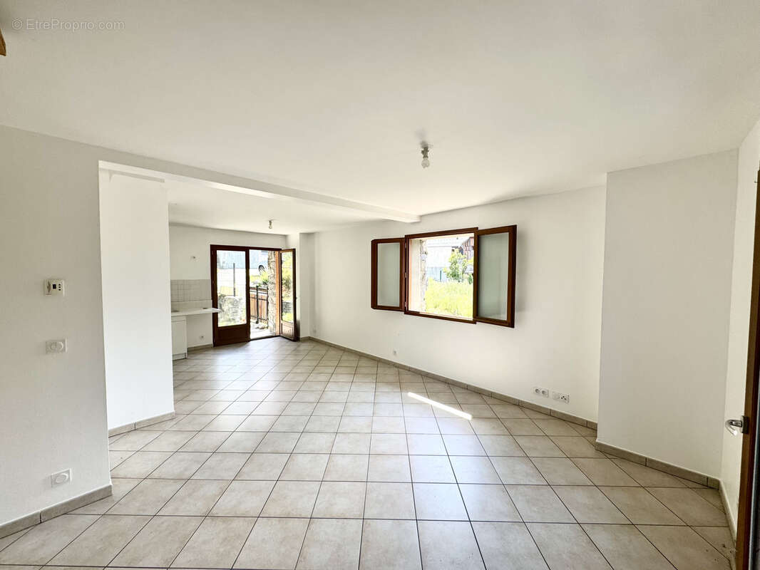 Maison à SAINT-MARTIN-DE-LA-PORTE