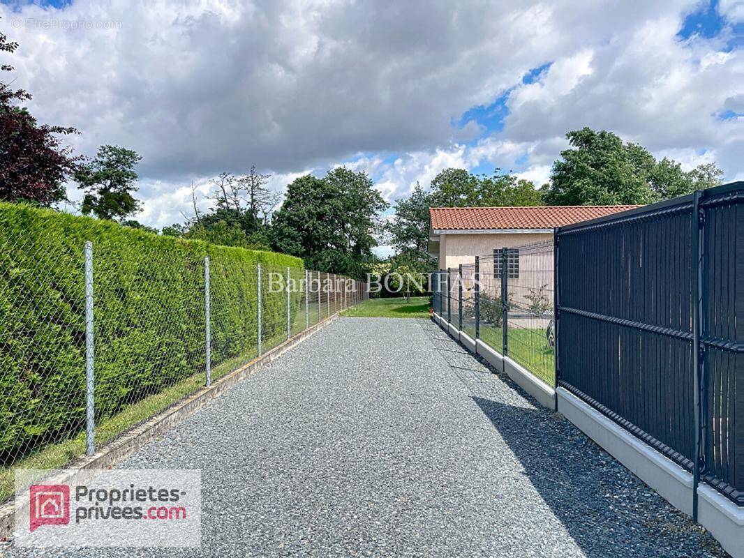 Terrain à SAINT-SULPICE