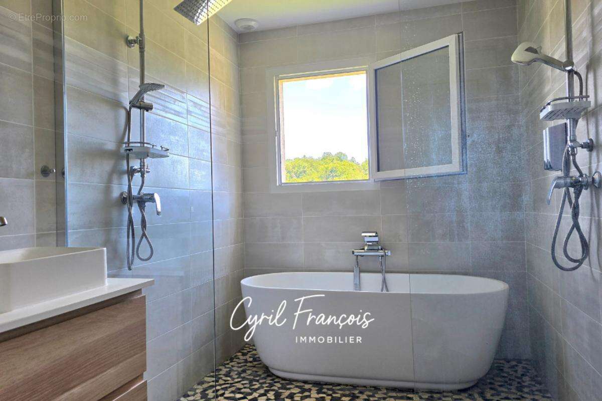 Maison à SAINT-CLEMENT-LES-PLACES