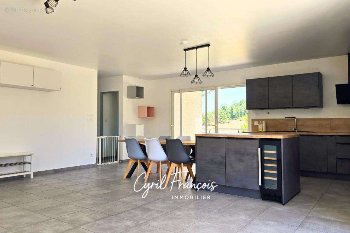 Maison à SAINT-CLEMENT-LES-PLACES