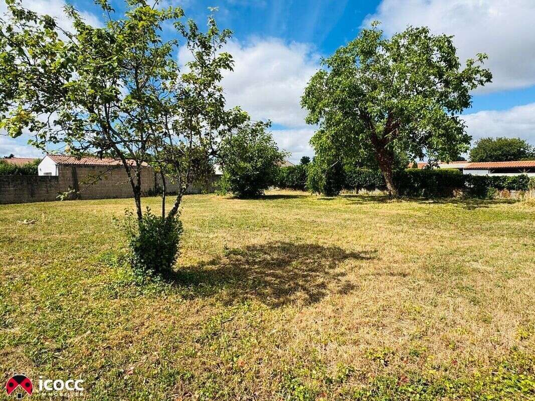 Terrain à LES MAGNILS-REIGNIERS