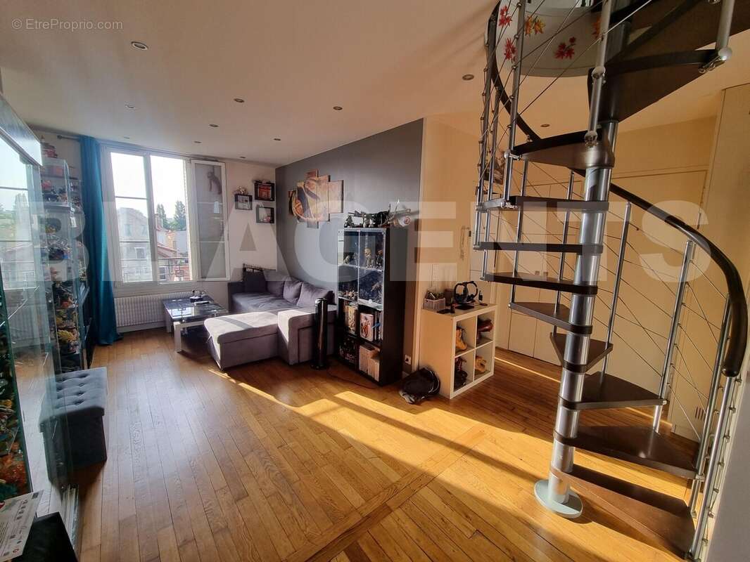 20250625_193609 - Commerce à SAINT-MAUR-DES-FOSSES