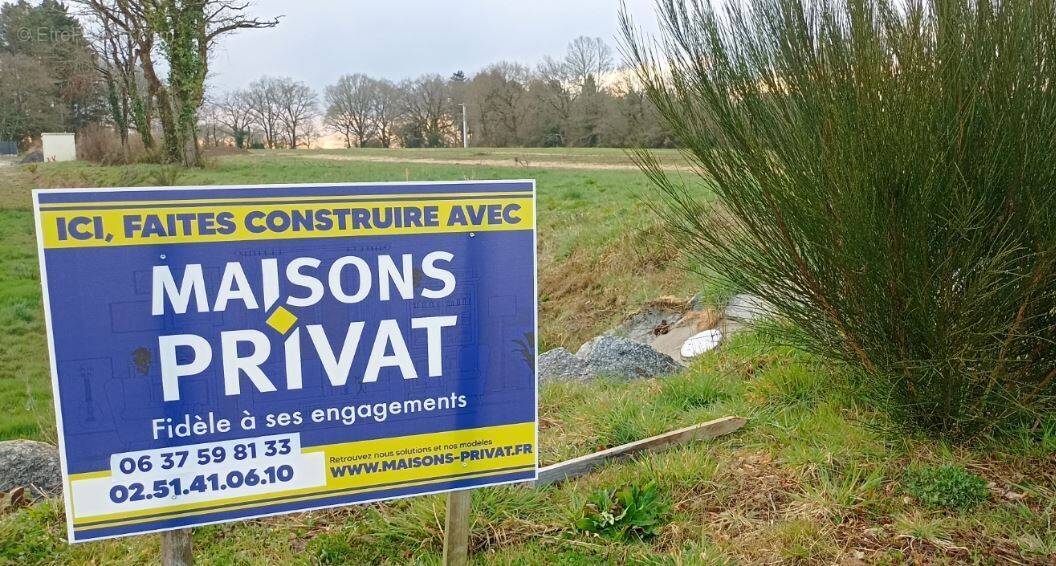 Terrain à BEAULIEU-SOUS-LA-ROCHE