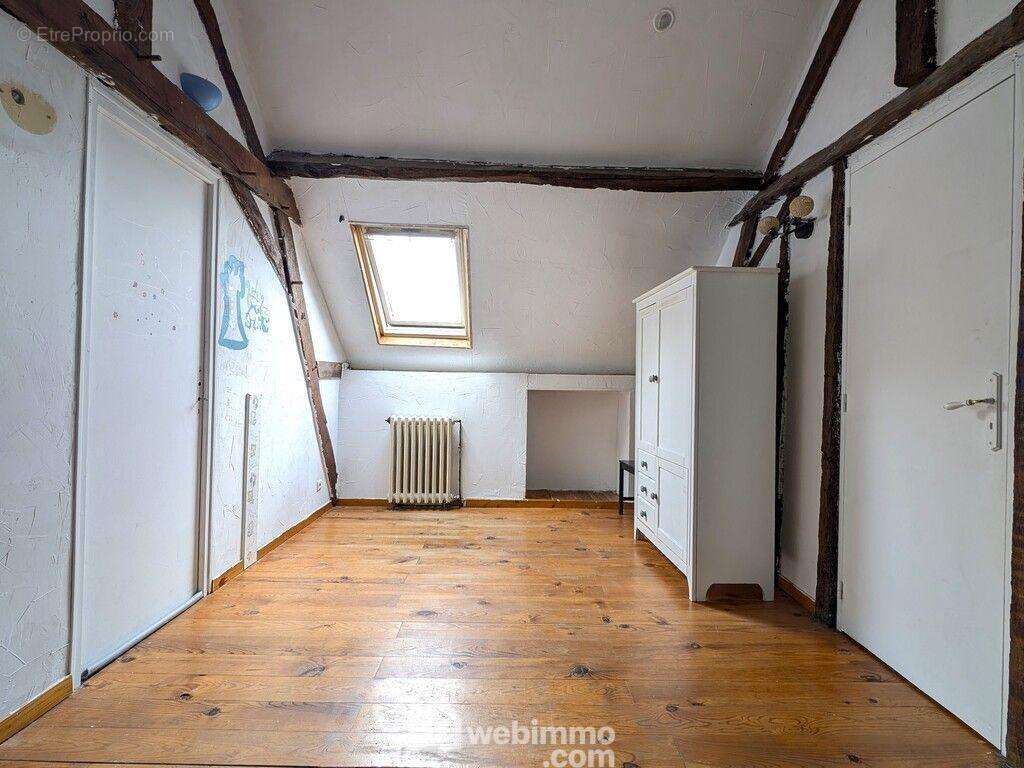 À l&#039;étage, une première chambre... - Maison à CHERRE