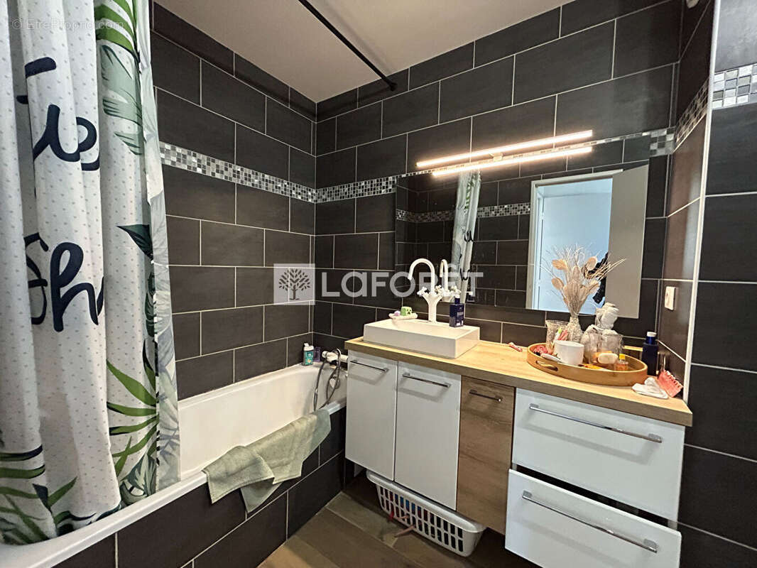 Appartement à SAINT-LAURENT-DU-VAR