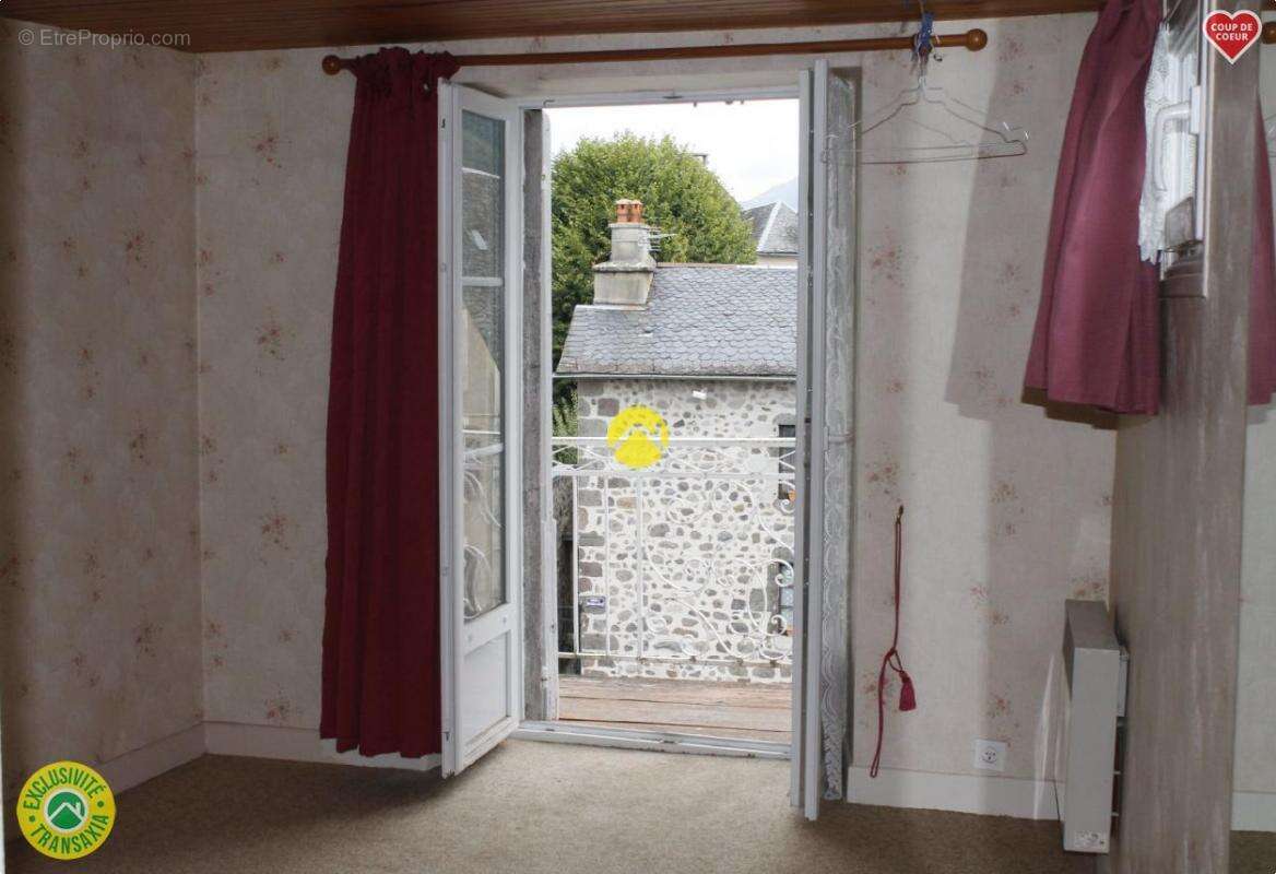 Appartement à VIC-SUR-CERE