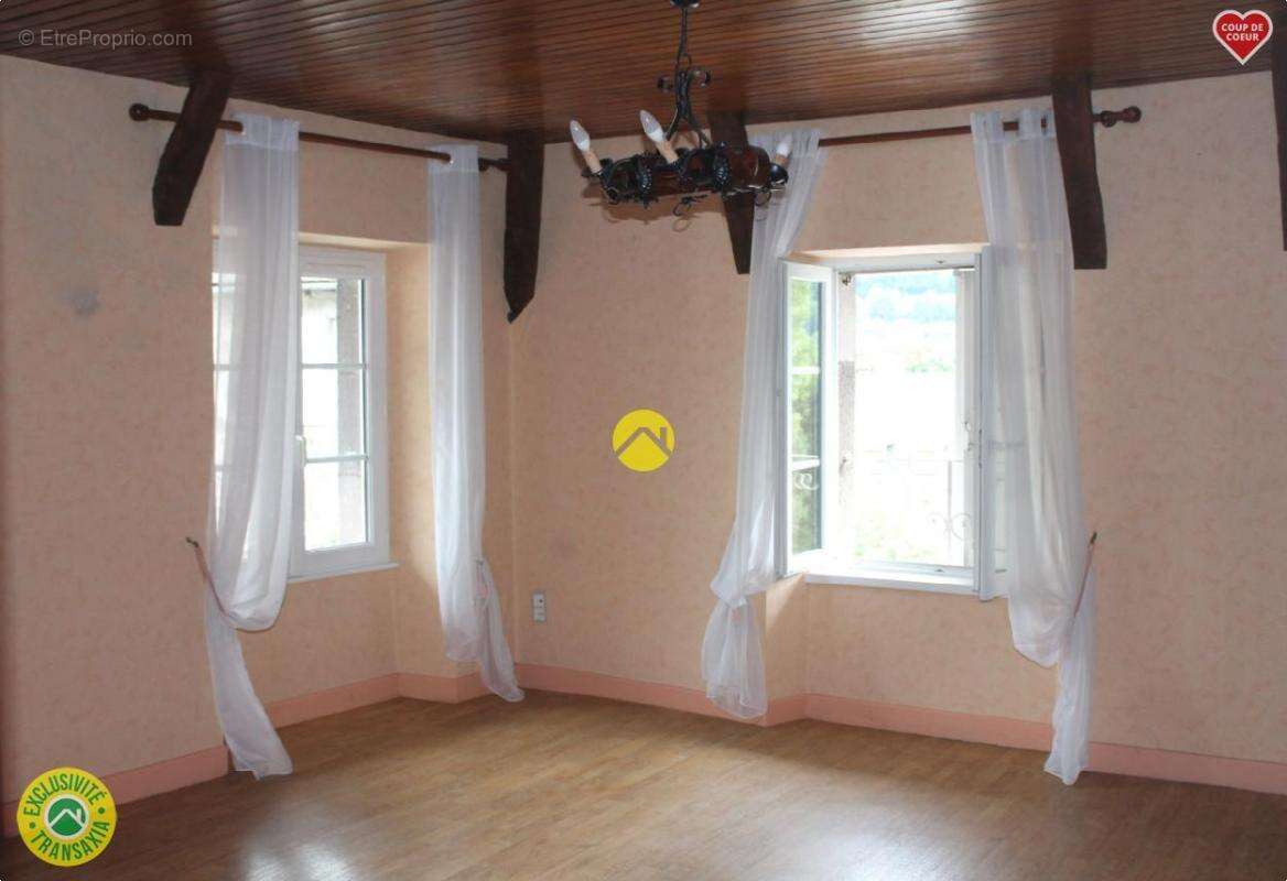 Appartement à VIC-SUR-CERE