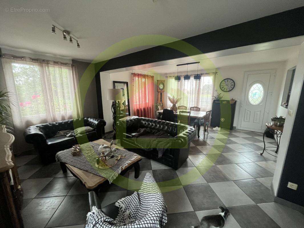 Maison à LE PLESSIER-ROZAINVILLERS