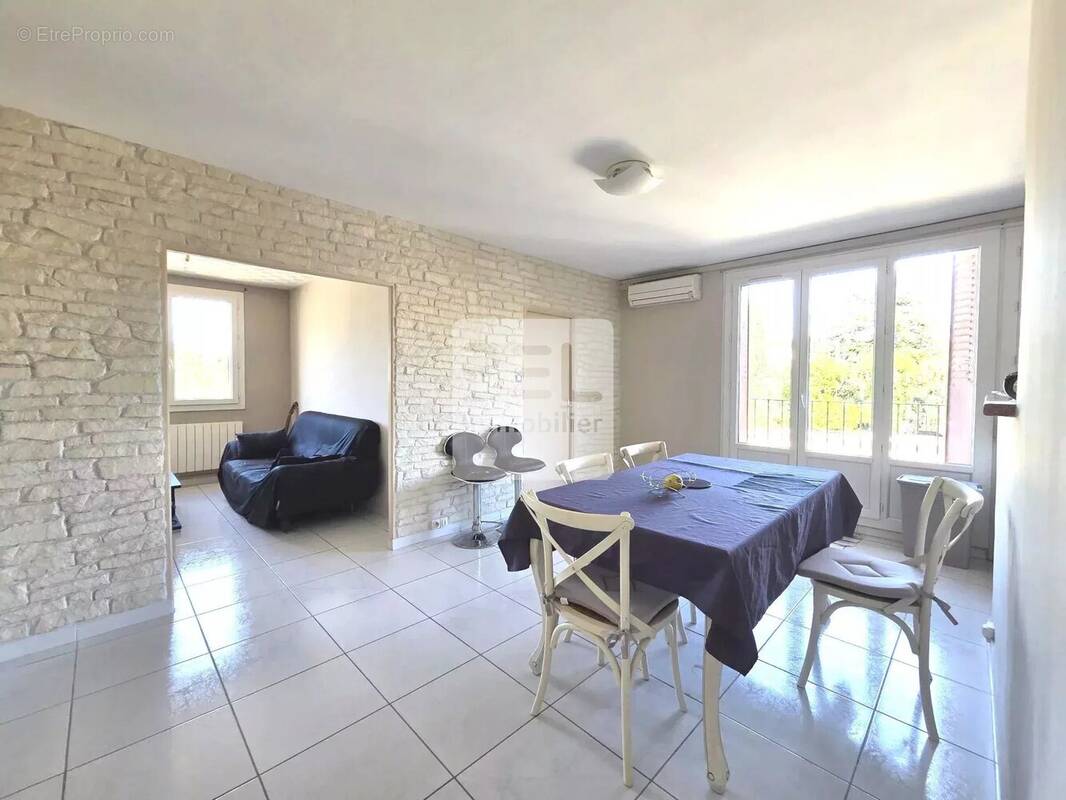 Appartement à BAGNOLS-SUR-CEZE