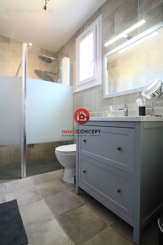 Maison à LAUDUN-L&#039;ARDOISE