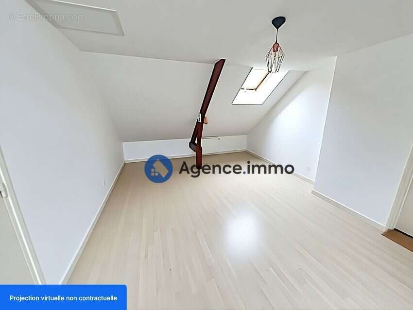 Chambre 15 m2  étage - Maison à SALBRIS