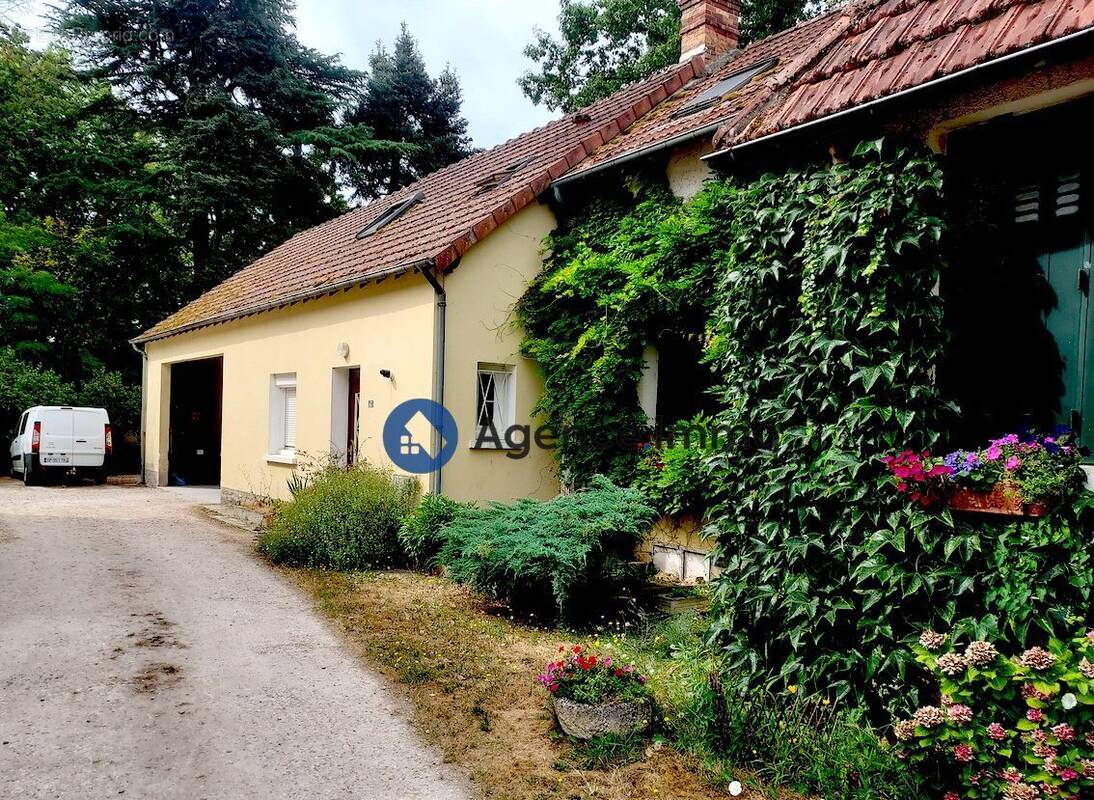 Façase sur allée privée - Maison à SALBRIS