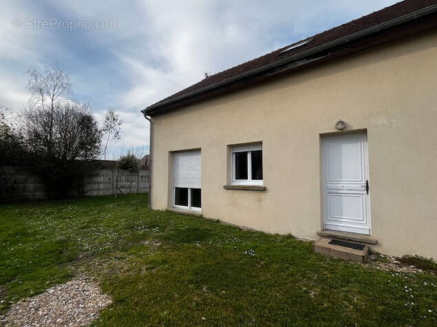 Maison à SAINT-ETIENNE-DU-VAUVRAY