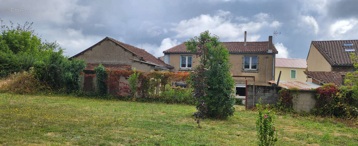Maison à MIRANDOL-BOURGNOUNAC