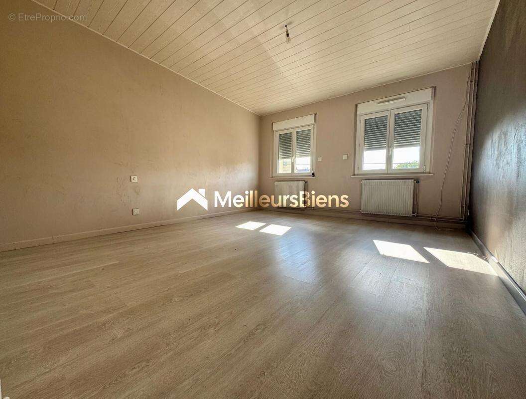 Appartement à VIEUX-CHARMONT