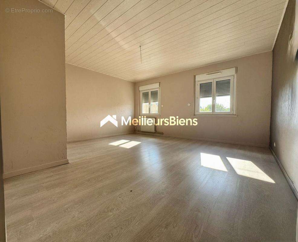 Appartement à VIEUX-CHARMONT