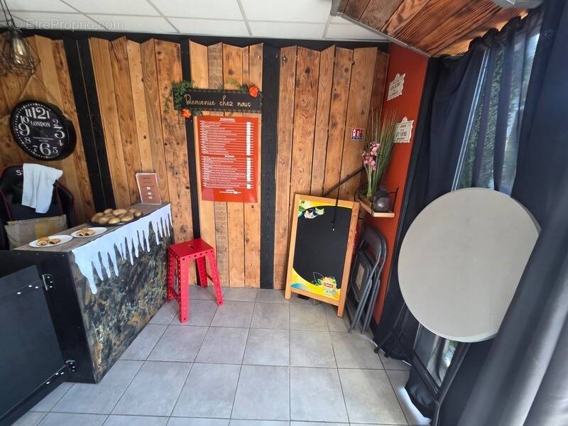 Commerce à SAINT-JULIEN-LES-ROSIERS