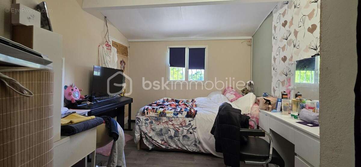 Maison à SAINT-MEDARD-DE-GUIZIERES