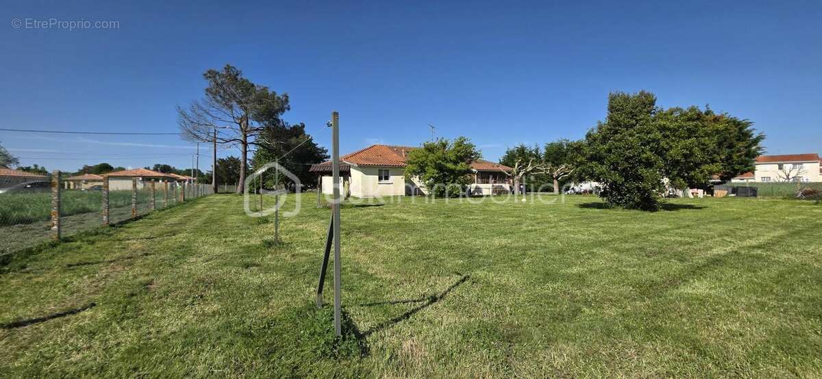 Maison à SAINT-MEDARD-DE-GUIZIERES
