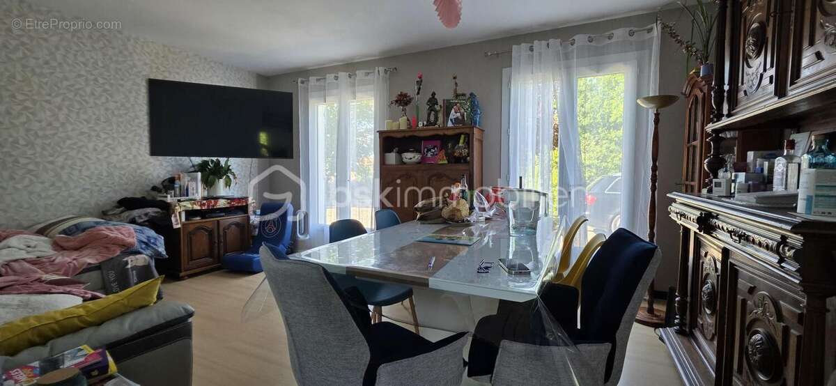 Maison à SAINT-MEDARD-DE-GUIZIERES