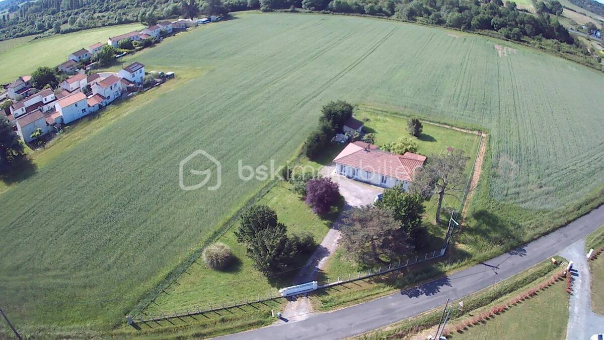Maison à SAINT-MEDARD-DE-GUIZIERES