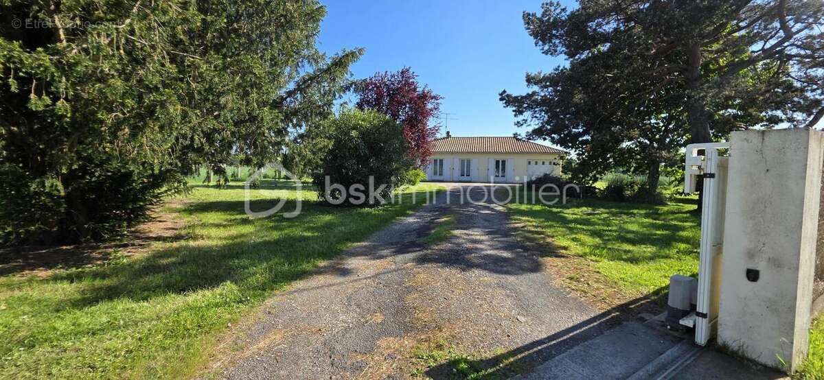 Maison à SAINT-MEDARD-DE-GUIZIERES