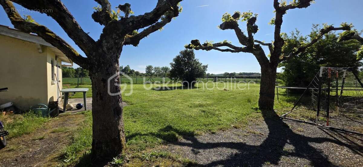 Maison à SAINT-MEDARD-DE-GUIZIERES