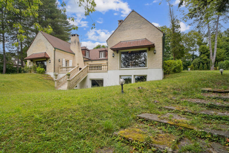 Maison à SAINT-NOM-LA-BRETECHE