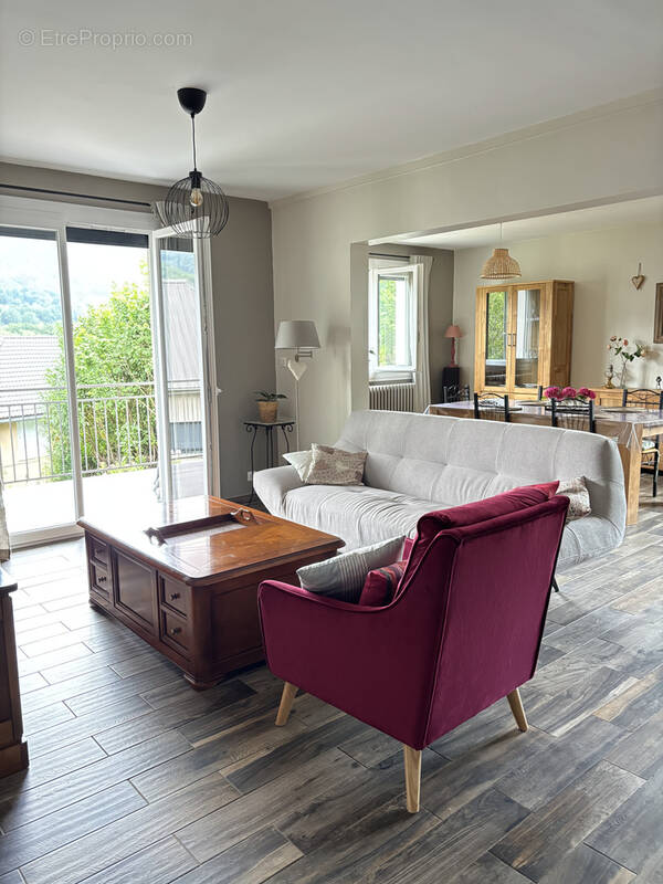 Maison à VIC-SUR-CERE