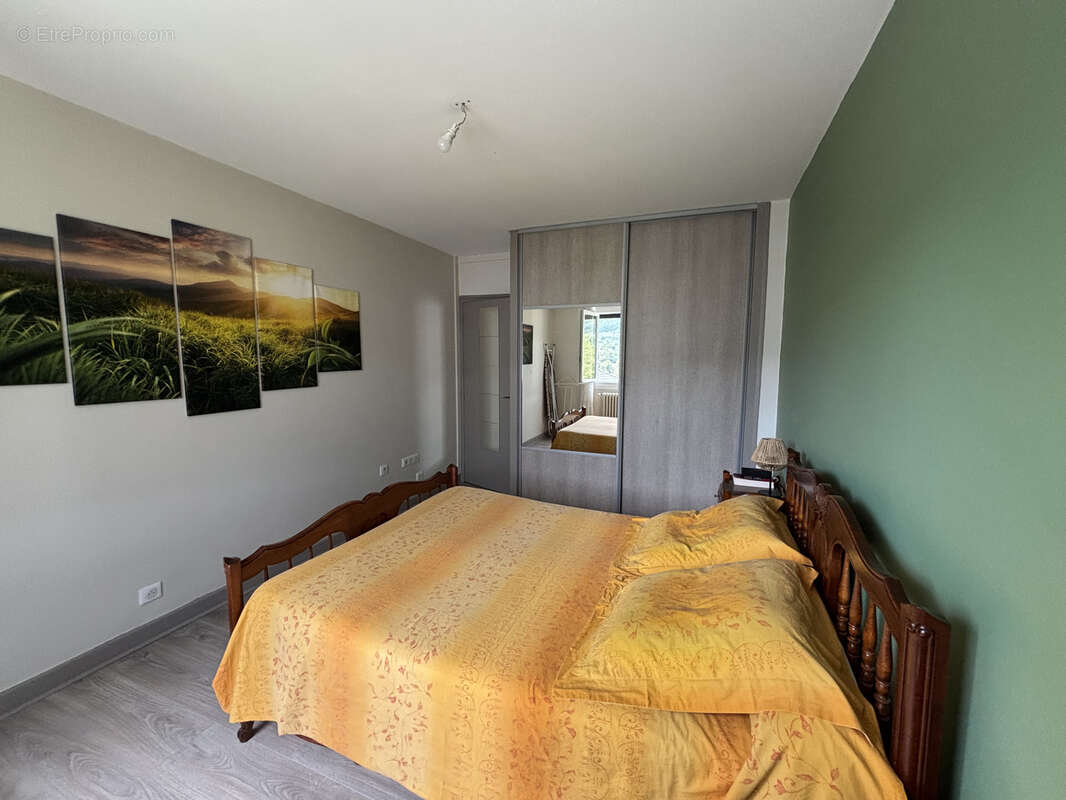 Maison à VIC-SUR-CERE