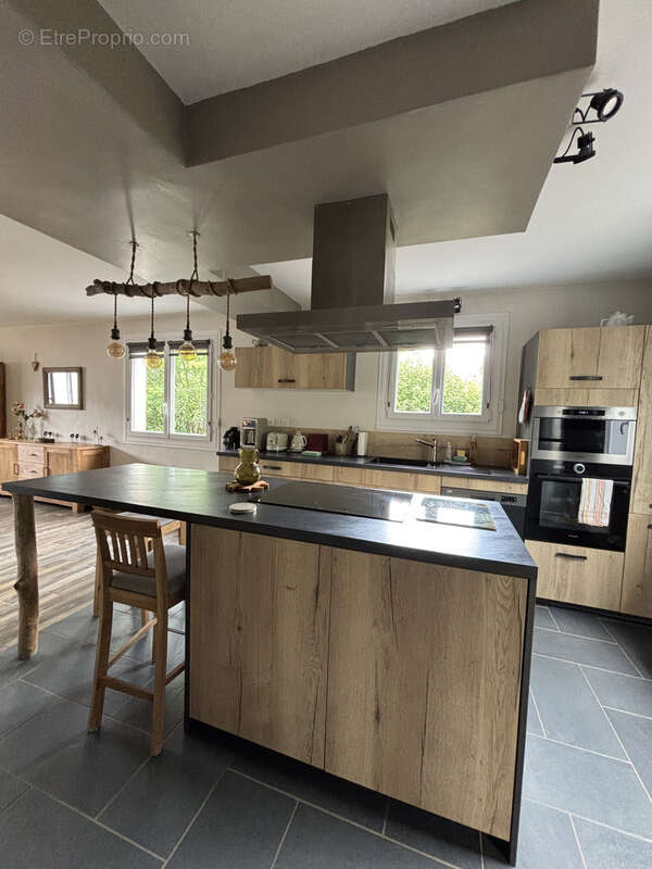 Maison à VIC-SUR-CERE