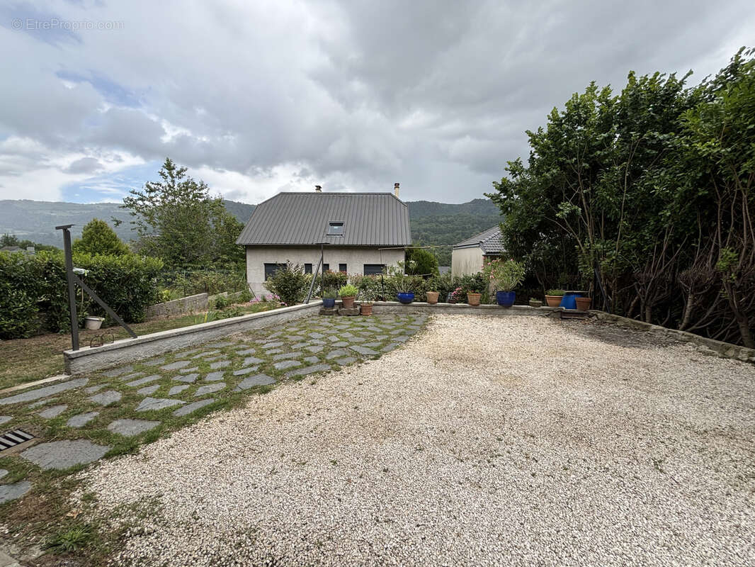 Maison à VIC-SUR-CERE