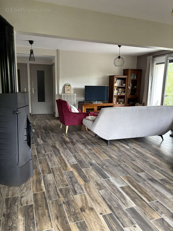 Maison à VIC-SUR-CERE