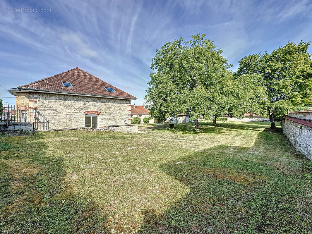 Maison à JUVINCOURT-ET-DAMARY