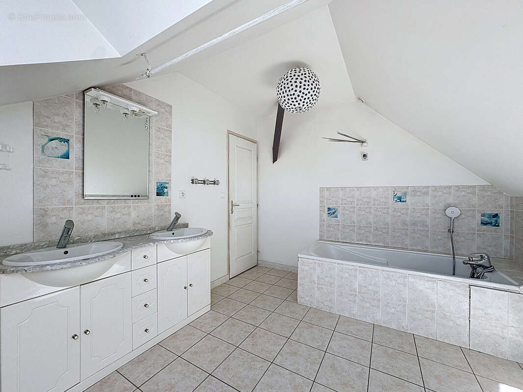 Maison à JUVINCOURT-ET-DAMARY