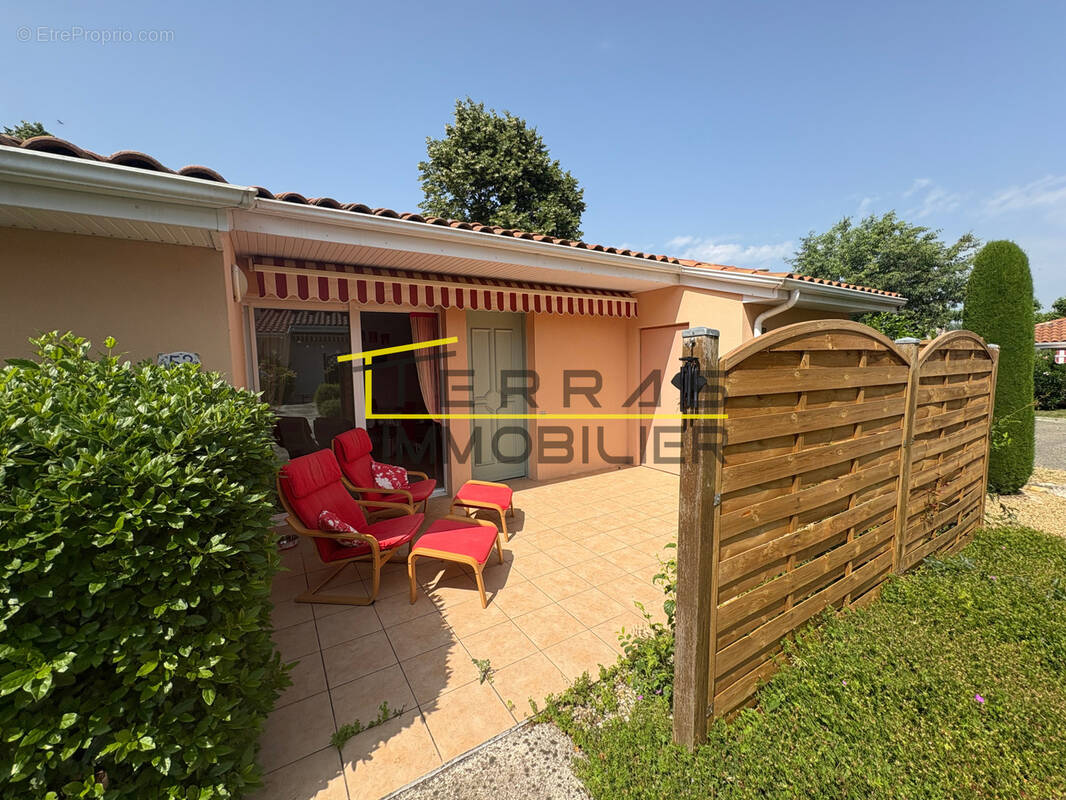 Maison à SAINT-PANTALEON-LES-VIGNES