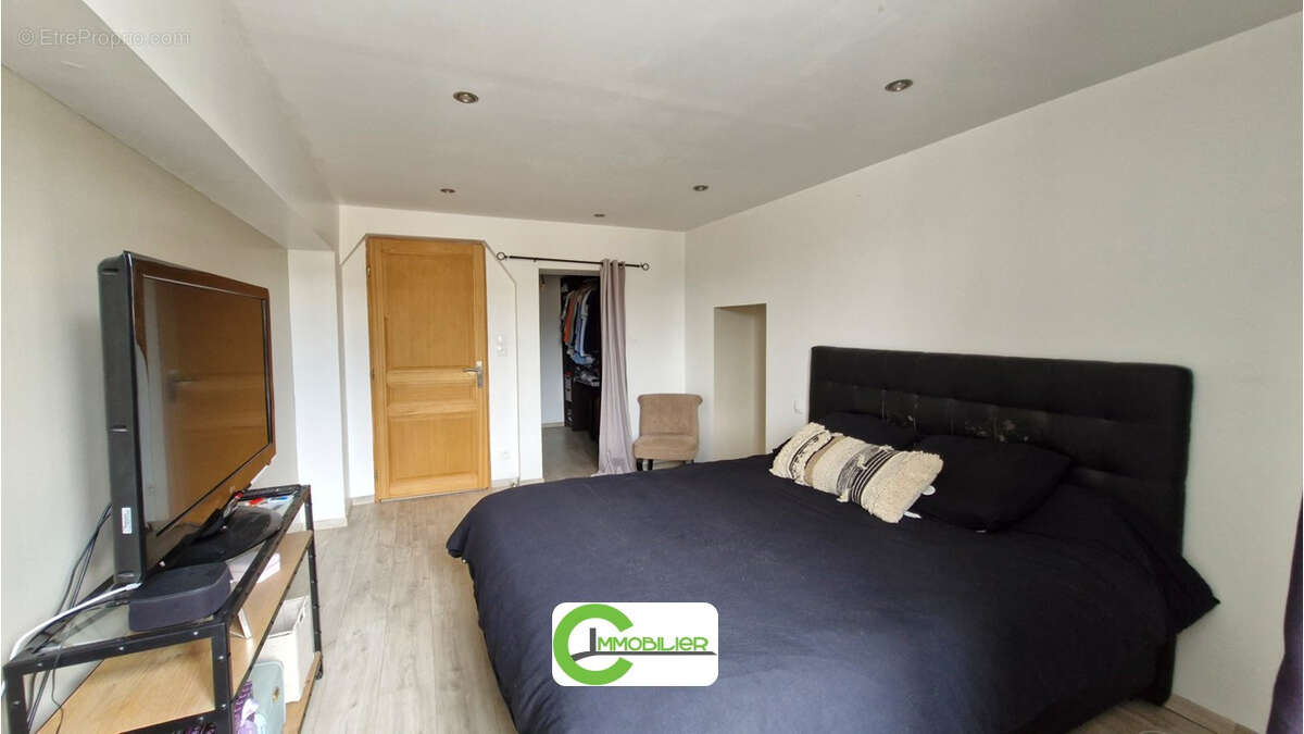 Maison à COURGENARD