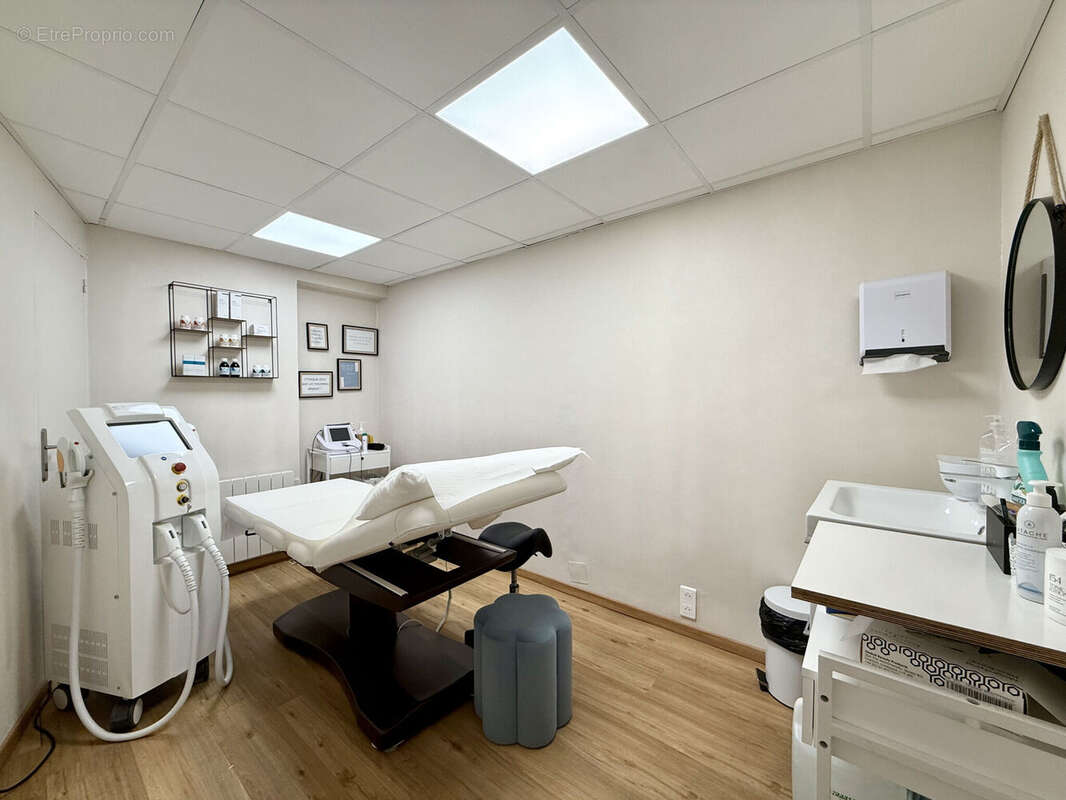 Photo 3 - Commerce à ROYE