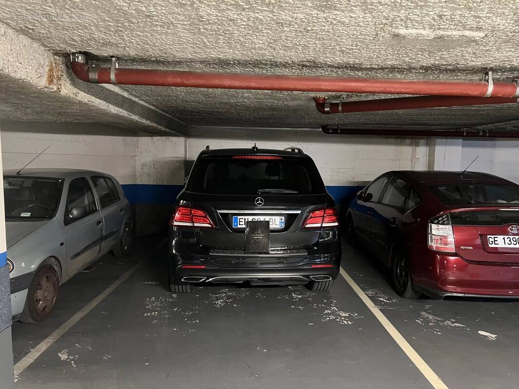 Parking à PARIS-16E