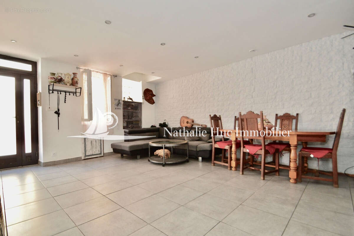 Maison à SAINT-LAURENT-DE-LA-SALANQUE