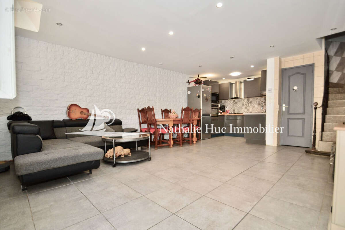 Maison à SAINT-LAURENT-DE-LA-SALANQUE