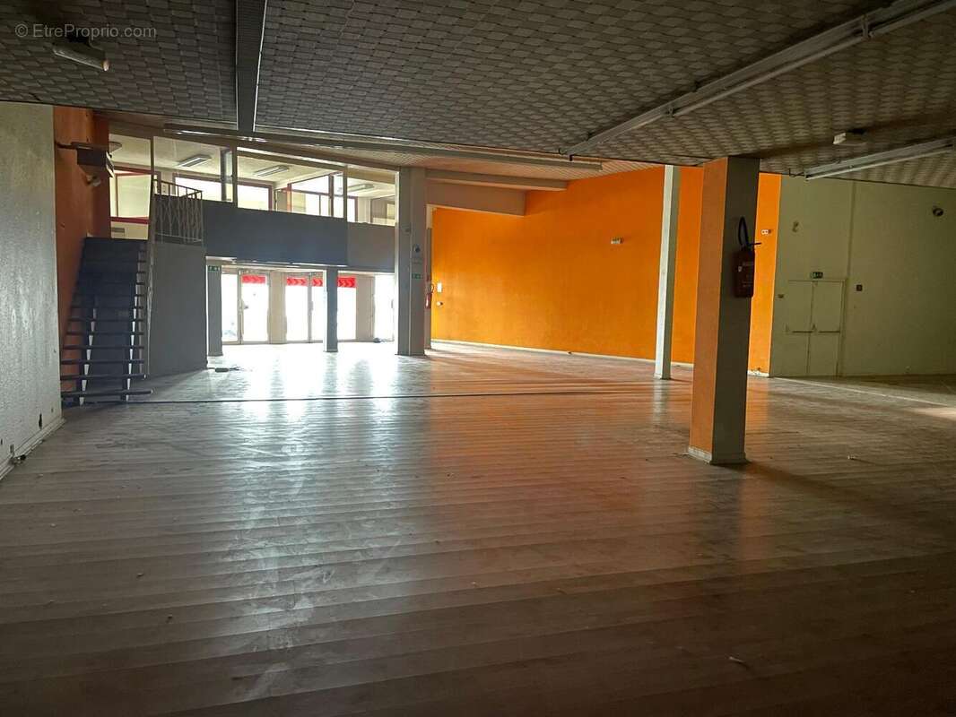   - Commerce à AUBENAS