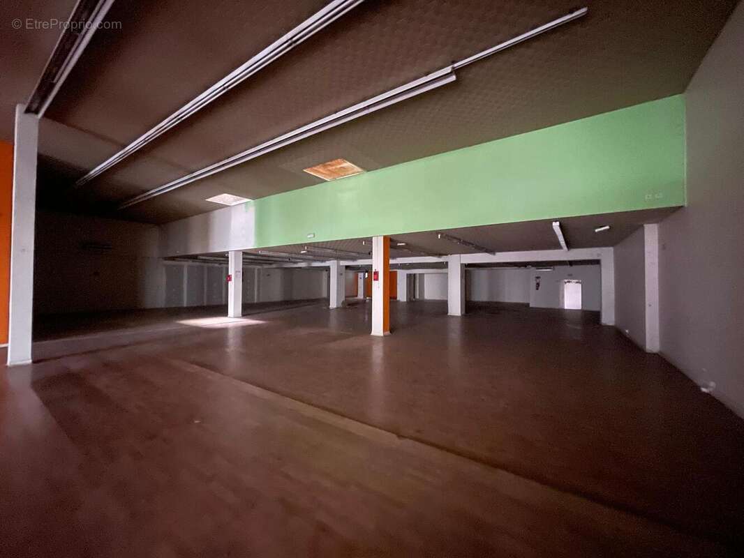   - Commerce à AUBENAS