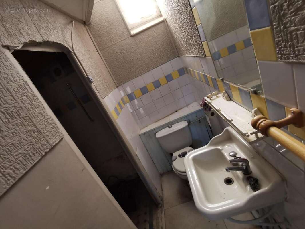   - Commerce à AUBENAS