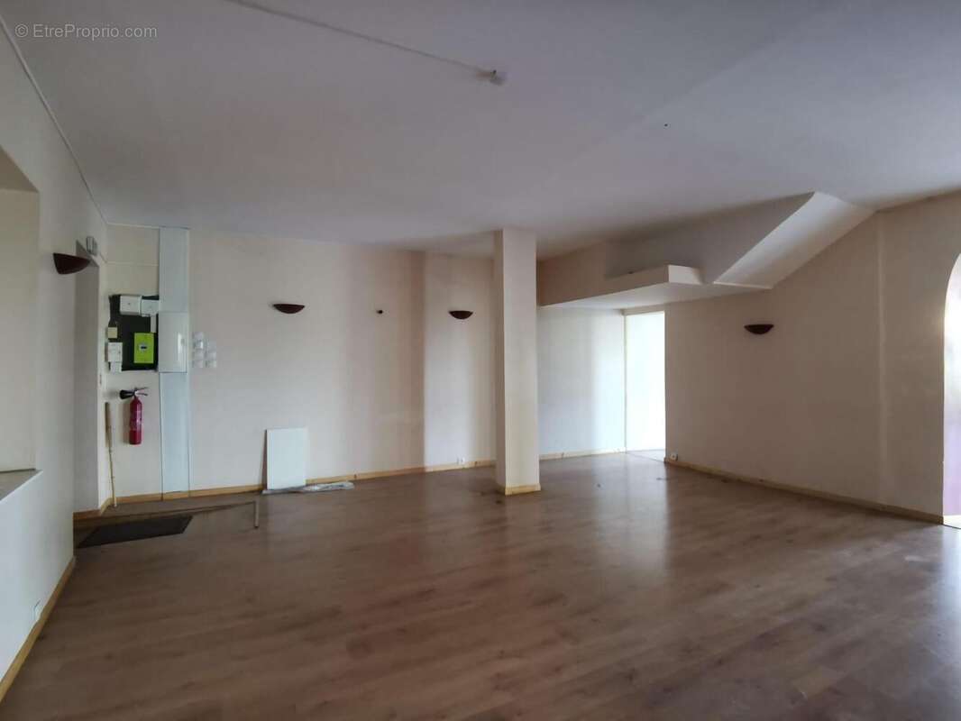   - Commerce à AUBENAS