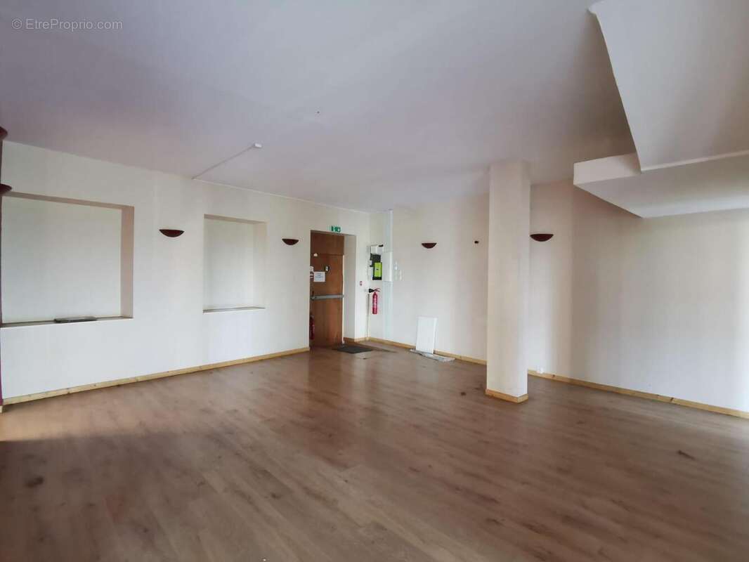   - Commerce à AUBENAS